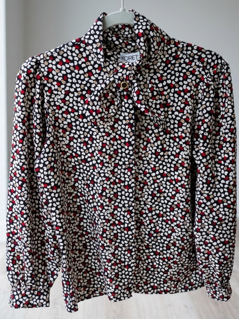 Vintage 80s Koret Abstract Pussybow Blouse Red Black Indie Sleaze Bow Button Up - Picture 2 of 10